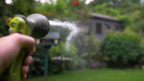 Manguera-De-Jardín-Regando-Un-Jardín-En-Cámara-Lenta