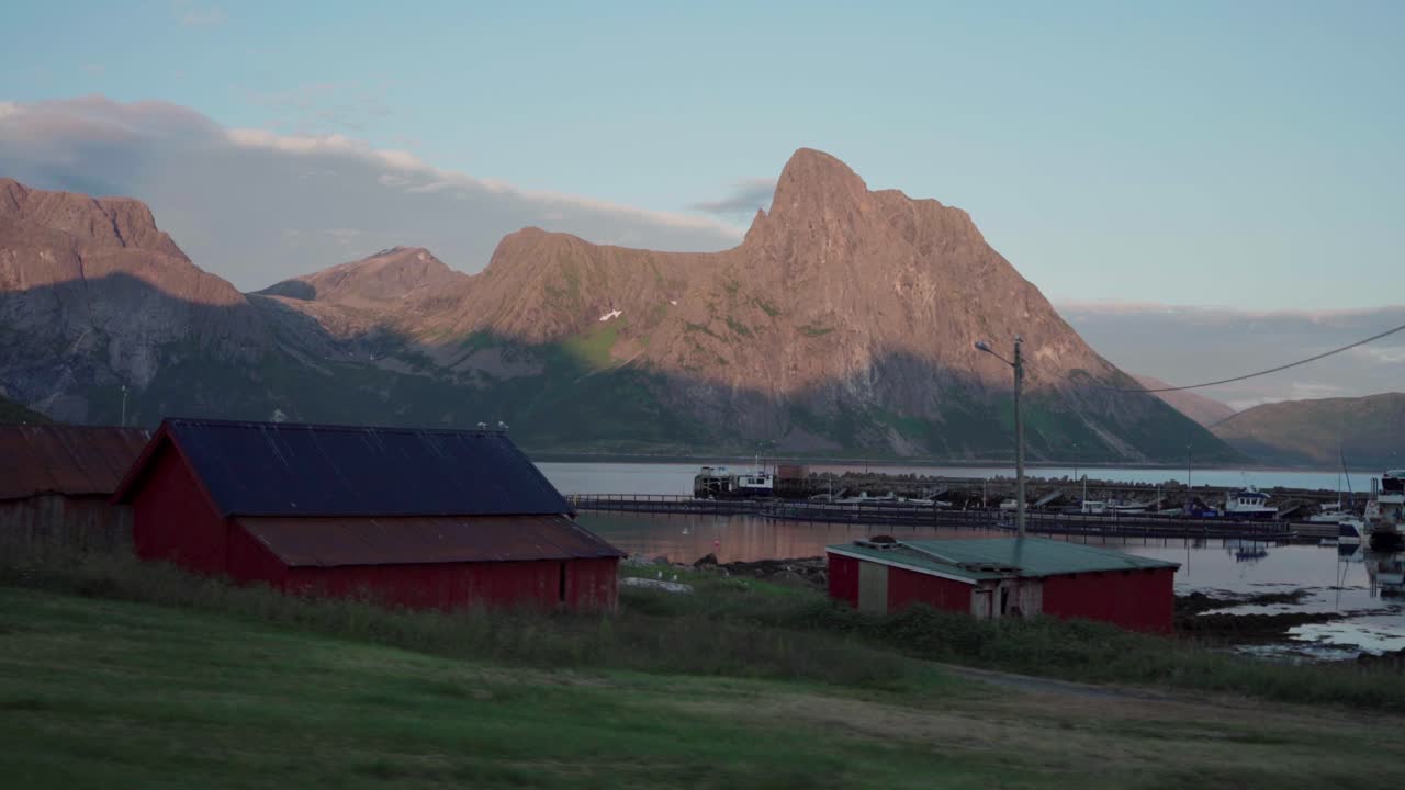 conduciendo cerca de la aldea de flakstad con el lago de montaña selfjorden en senja, noruega