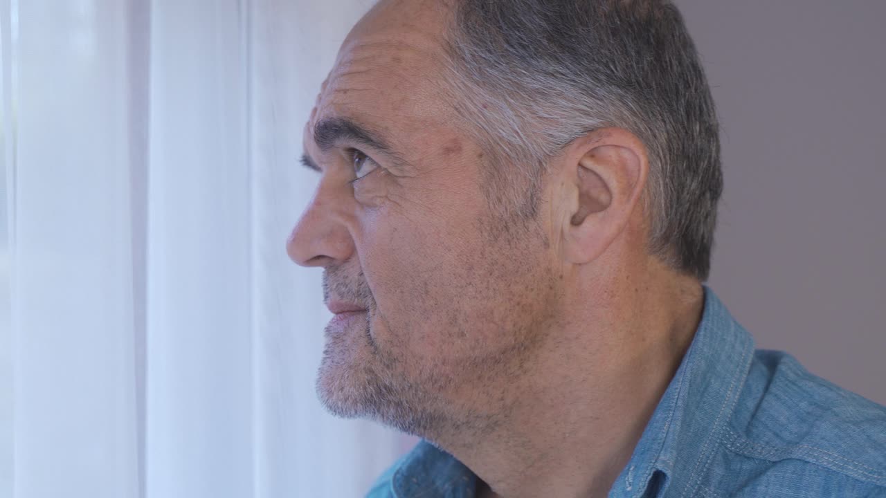 창문 밖을 바라보는 노인.