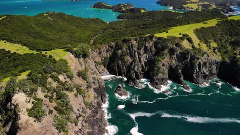 Acantilados-Rocosos-En-La-Costa-De-La-Isla-De-Urupukapuka-Vista-Aérea-Hacia-Abajo