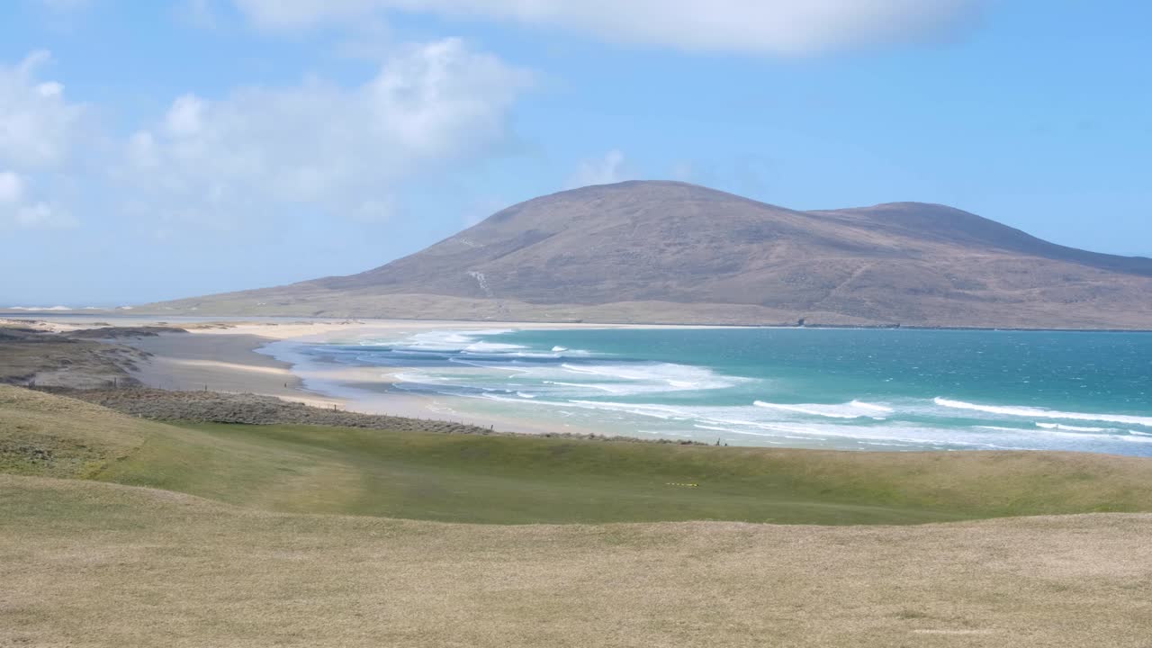파란 바다의 아름다운 풍경, 파도가 해변으로 굴러가는 풍경, 울불한 야생 산악 풍경, 외 헤브리드 섬 (서부 스코틀랜드, 영국) 에 있는 루이스와 해리스 섬.
