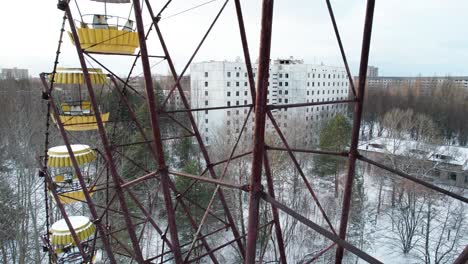 rueda de ferris oxidada sobre pripyat de invierno en la zona de exclusión de chernobyl