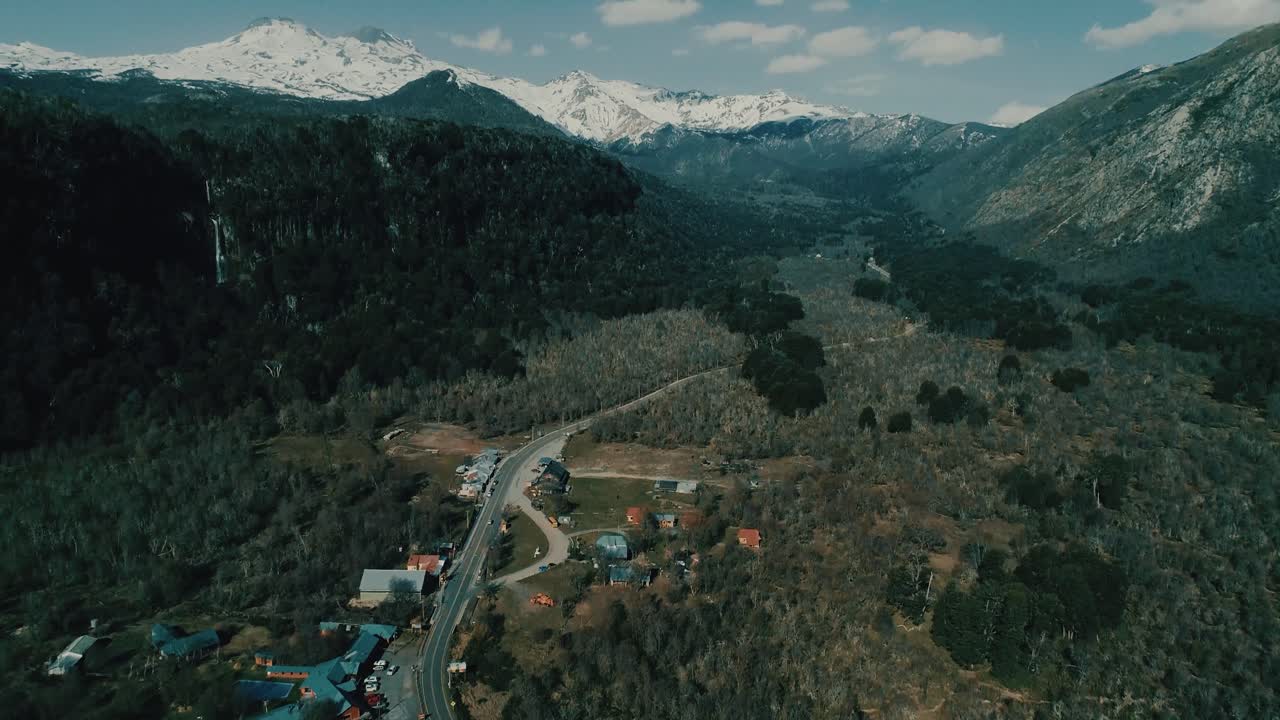Metraje de dron en cámara lenta a 120 fps (slog-2) en la ciudad montañosa de Chillán, Chile.