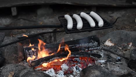 Salchichas-Asadas-A-La-Parrilla-En-Fuego-De-Campamento-Abierto