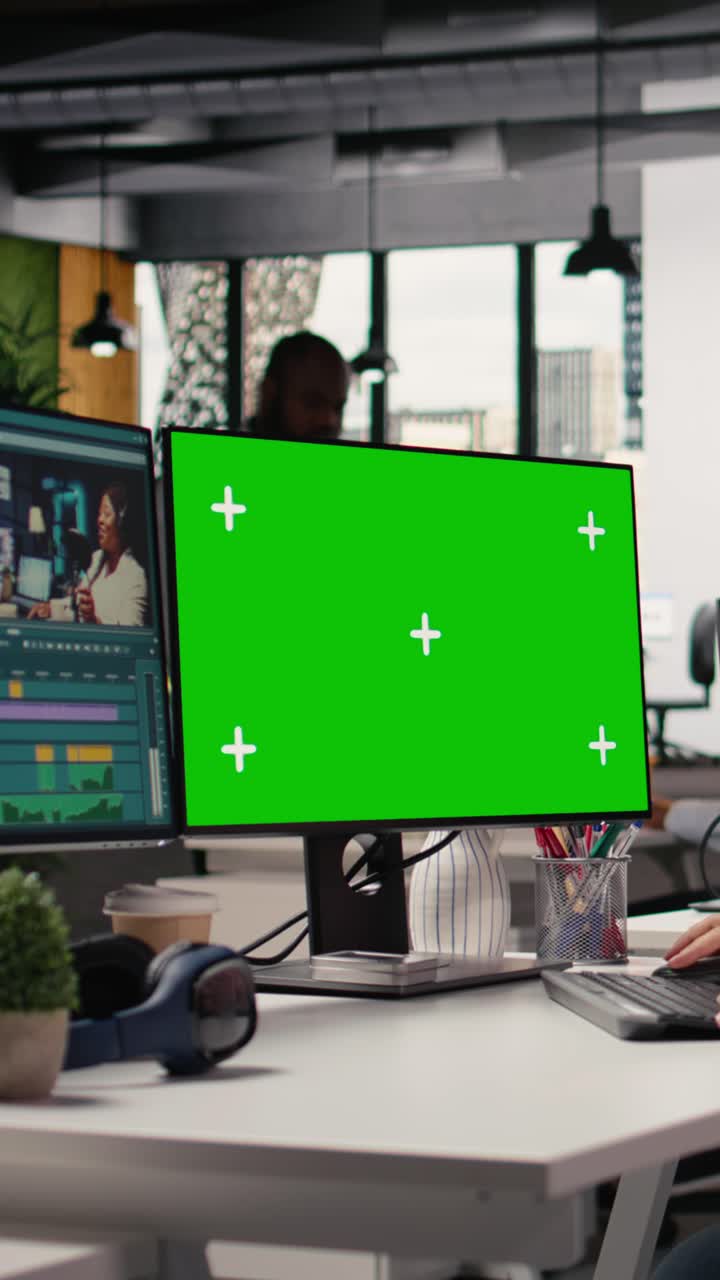 Video verticale: chroma key e riprese cinematografiche con una montatrice video al computer