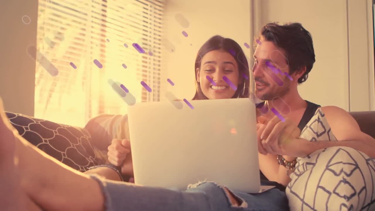 animación de formas sobre una pareja caucásica usando una computadora portátil