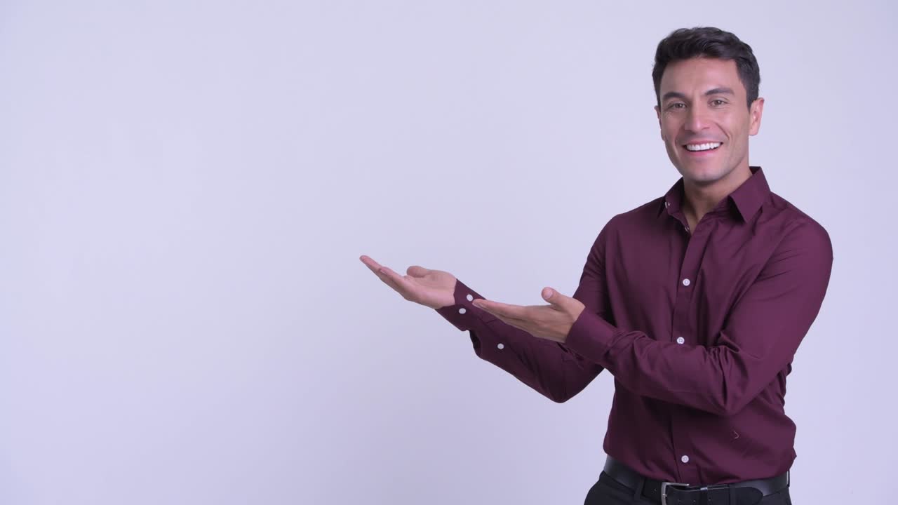 joven y guapo empresario hispano