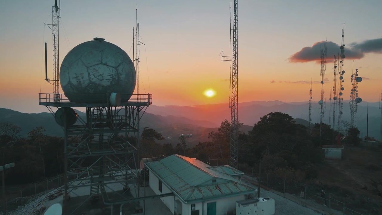 Atardecer en medio de radares