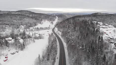 Vogelperspektive-Des-Landverkehrs-Auf-Asphaltierter-Autobahn-Im-Winter