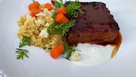 delicioso cordero desmenuzado con cuscús y verduras en un plato blanco en un restaurante, carne cocida a fuego lento, marbella españa 4k tiro