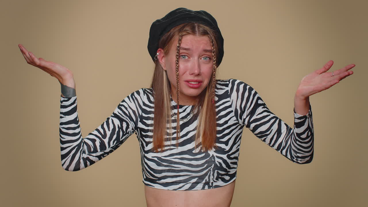 혼란스럽고 스타일리시한 소녀, 모호한 질문에 당황하고, 의심하고, 전혀 모르고, 아무것도 모르고