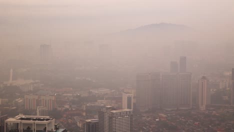 Nebliger-Nebliger-Blick-Auf-Die-Megastadt-Mit-Den-Bergen-In-Der-Ferne-In-Kuala-Lumpur,-Malaysia