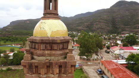 Nahaufnahme-Atemberaubender-Filmischer-Drohnenaufnahmen-Der-Kirche-Von-San-Francisco-Im-Copper-Canyon,-Cerocahui,-Chihuahua