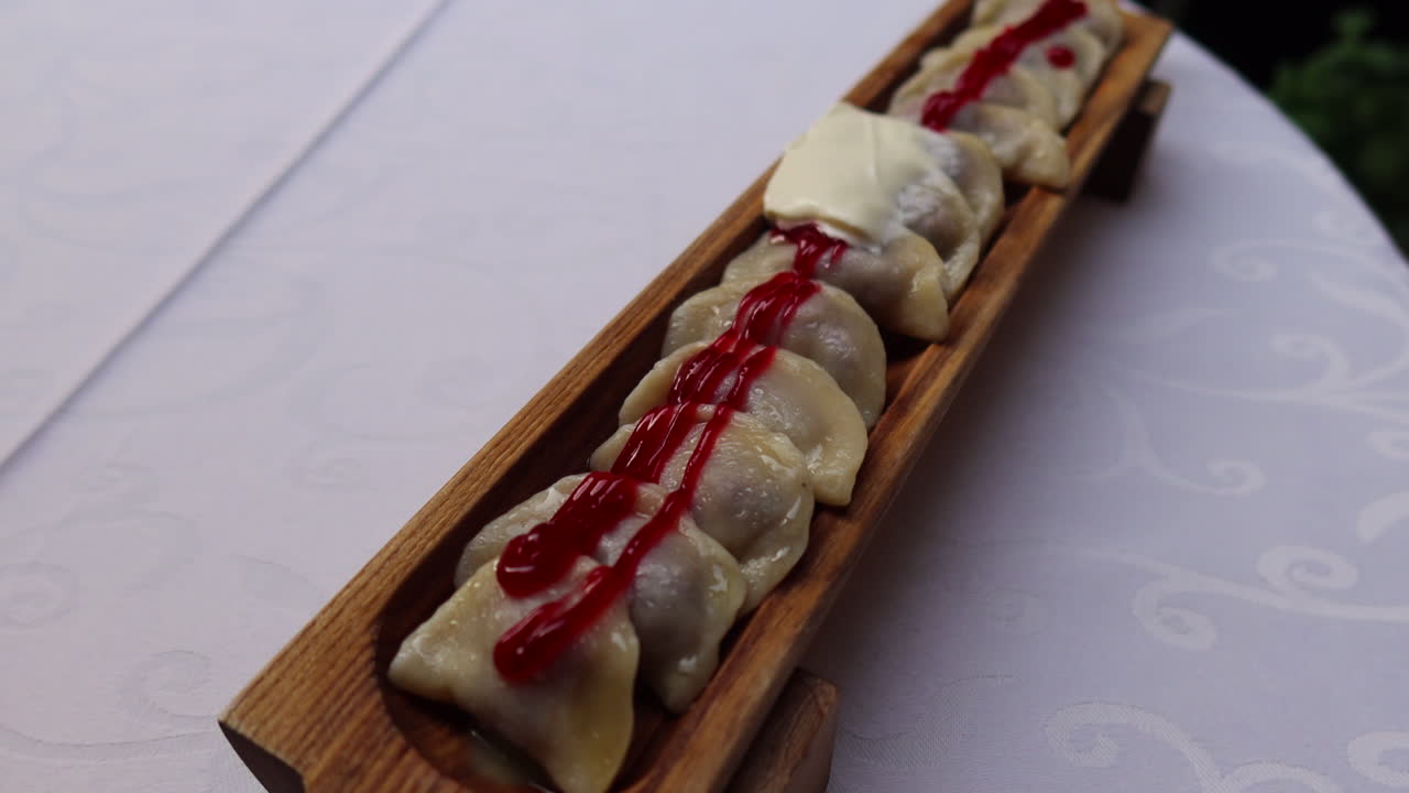 delicioso varenyky de cereza con mantequilla y mermelada de cereza, desayuno dulce mini albóndigas, plato tradicional ucraniano, restaurante de brunch, tiro de 4k
