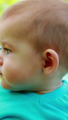 un niño pequeño con una camiseta azul