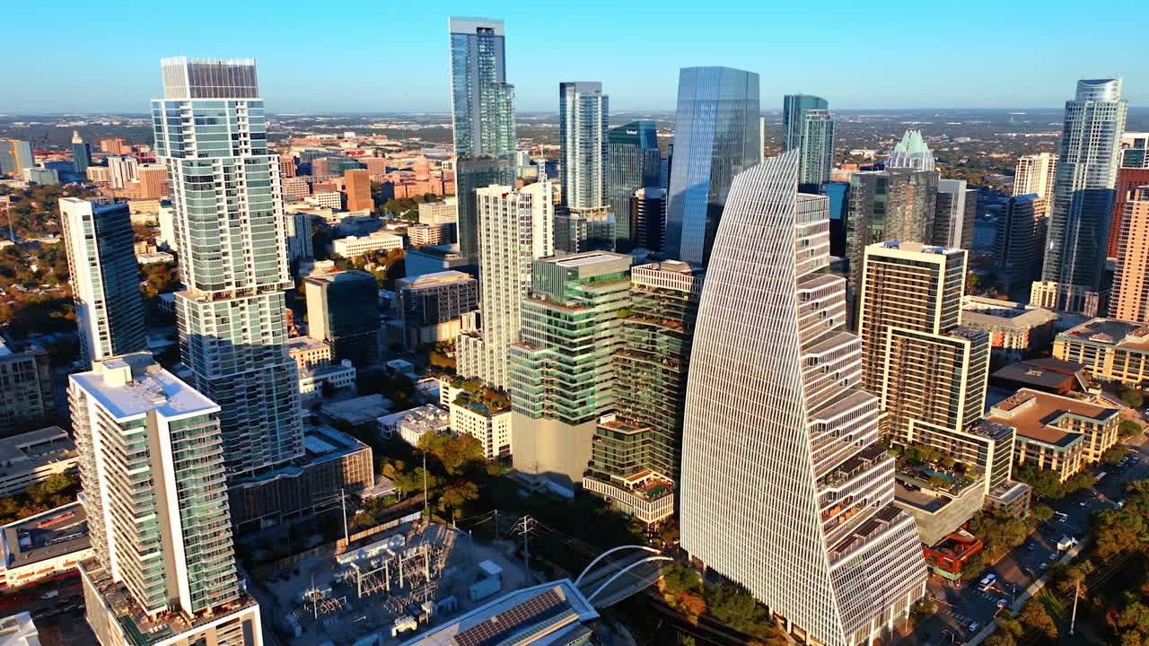 Austin, USA, 21.11.2025: Modernia Austinin arkkitehtuuria ja The Independent -pilvenpiirtäjä. Lähikuvan ilmakuva erottuvasta Jenga-tornista ja muista moderneista korkeista rakennushankkeista.