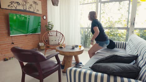 fin de semana quedándose en casa viendo programas de televisión con emoción
