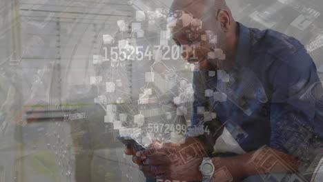 animación del procesamiento de datos sobre un hombre de negocios afroamericano que usa un teléfono inteligente