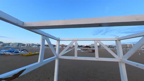 estructura de madera blanca en la playa de rimini en italia