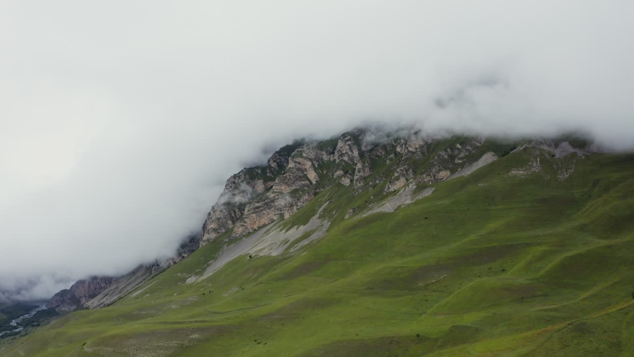 Paisaje montañoso de niebla