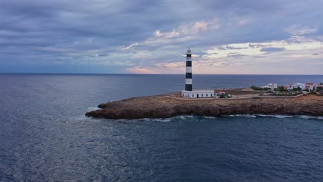 Aerial-Mavic-3-Shot-Artrutx-Leuchtturm,-Cala-En-Bosch,-Menorca,-Spanien