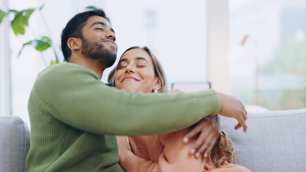 amor. beso y pareja en un sofá