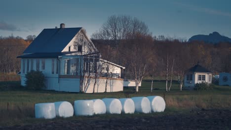 Ein-Bauernhaus-In-Der-Norwegischen-Landschaft