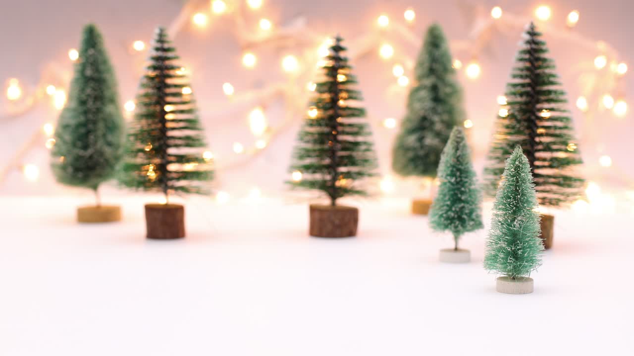 크리스마스 트리 의 빈티지 빨간 차 주차장.