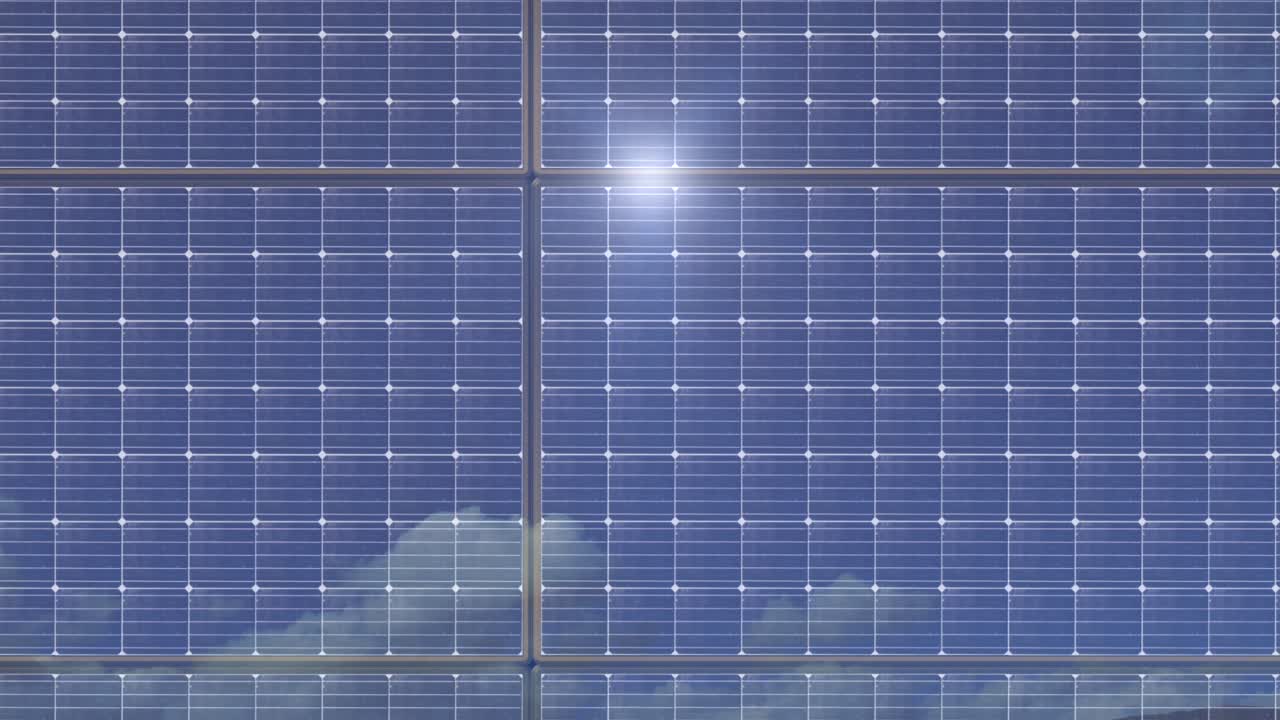 움직이는 하얀 클라우드스케이프와 푸른 하늘이 있는 태양 전지판의 햇빛 반사, 저속 촬영