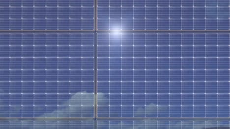 動く白い雲景と青い空を持つソーラーパネルの太陽光の反射、タイムラプスショット