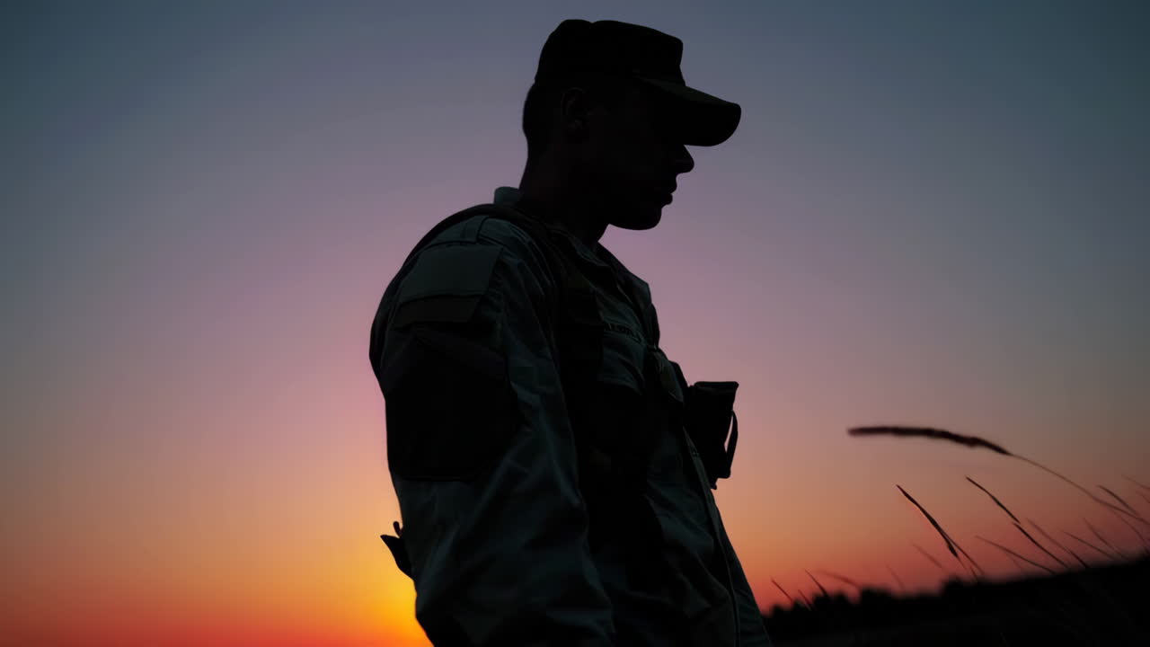 Silhouette di un soldato al tramonto