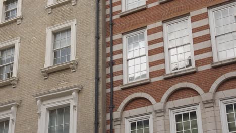 Nahaufnahme-Der-Fassaden-Eines-Georgischen-Bürogebäudes-In-Der-Grosvenor-Street-Mayfair-In-London