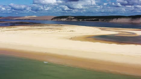 arcachon bay francia con barcos anclados a lo largo del banco de arena banc d'arguin, vista aérea de la muñeca izquierda