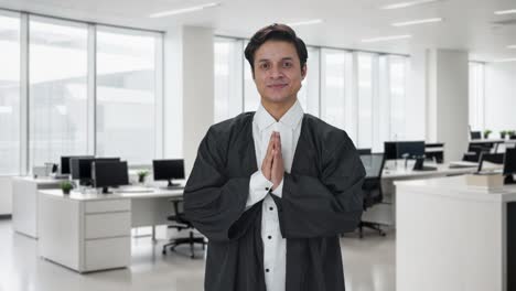 abogado indio feliz haciendo namaste y saludos