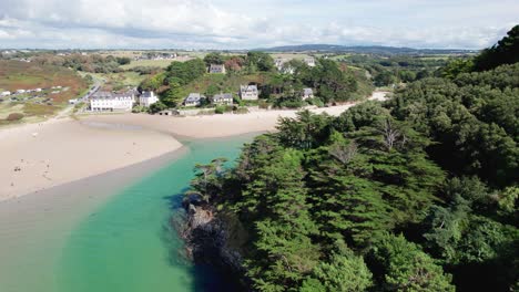 Playa-De-Sainte-Anne-En-Francia-Con-Agua-De-Mar-Turquesa-Durante-El-Verano