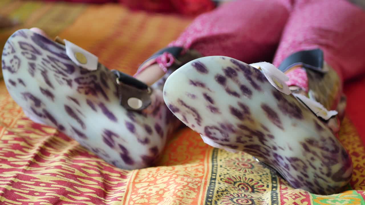 Criança Usando uma Órtese de Perna com Estampa de Leopardo