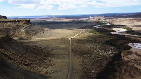 Vista-Aérea-De-Un-Valle-En-Un-Cañón-Atravesado-Por-Una-Carretera,-Vista-De-Pájaro