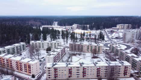 edificios de apartamentos cubiertos de nieve construidos por la unión soviética, vista de órbita aérea