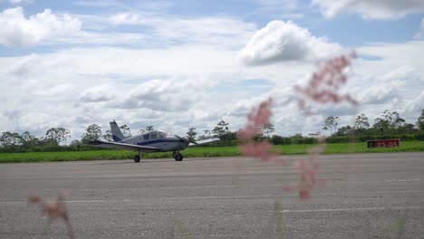 Flugzeug-Auf-Der-Landebahn,-Flugzeug-Wartet