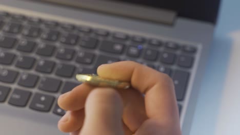 un primer plano de manos sosteniendo bitcoins.