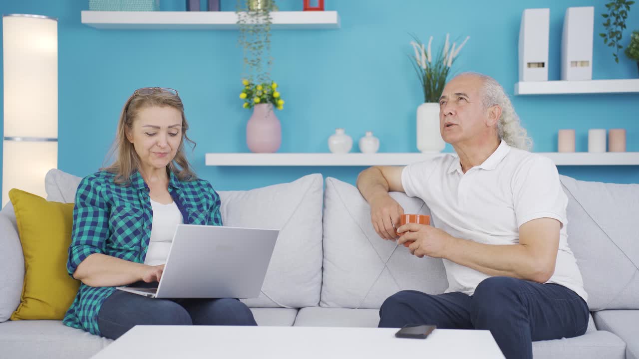 남편에게서 무언가를 숨기는 여자. 기밀 작업.