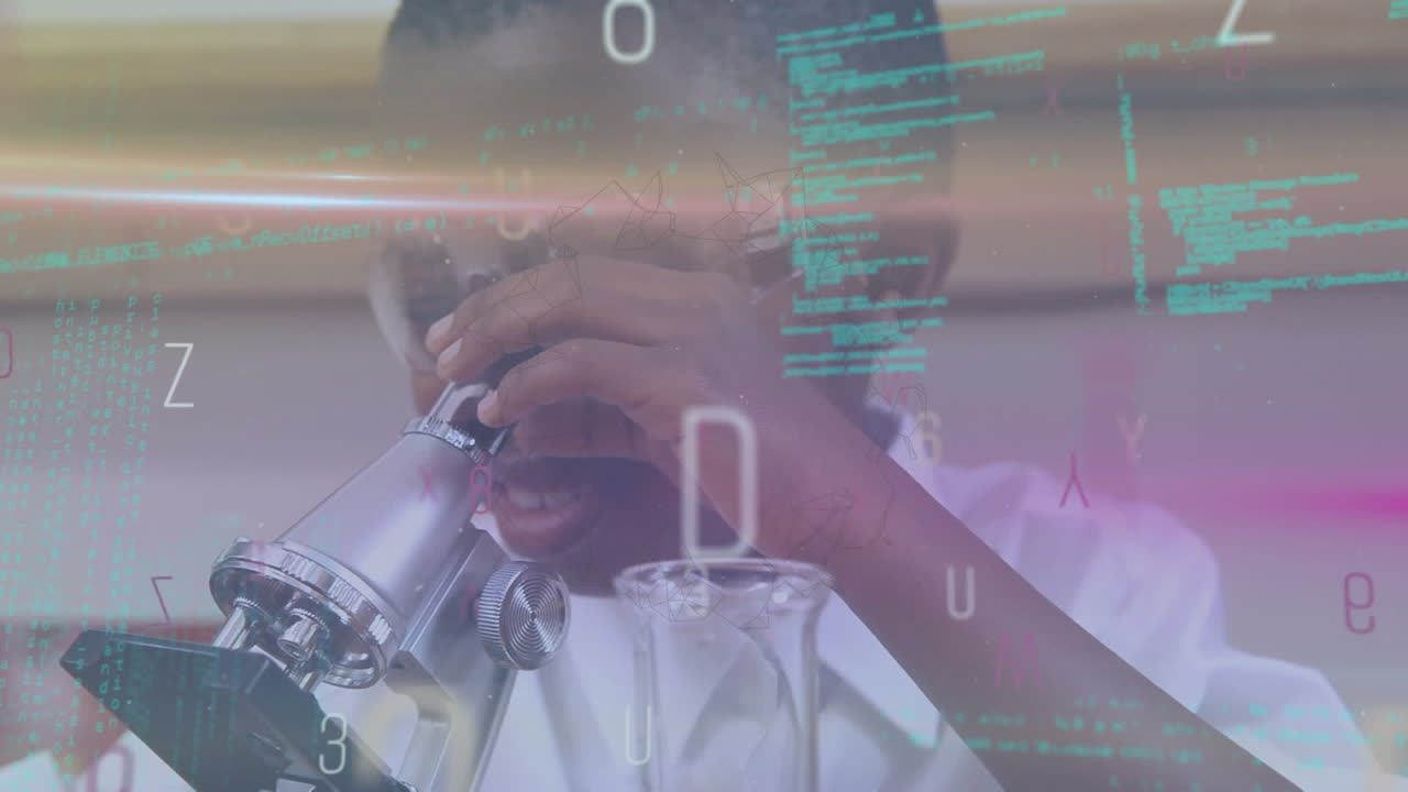 animación de letras e iconos de procesamiento de datos sobre el niño utilizando el microscopio