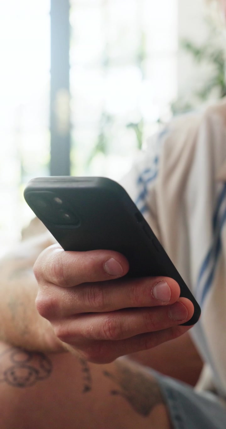 Primo piano di una persona che usa uno smartphone