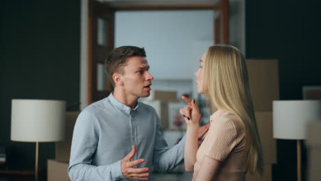 pareja casada confrontación emocional en el nuevo hogar primer plano. esposa discutiendo marido