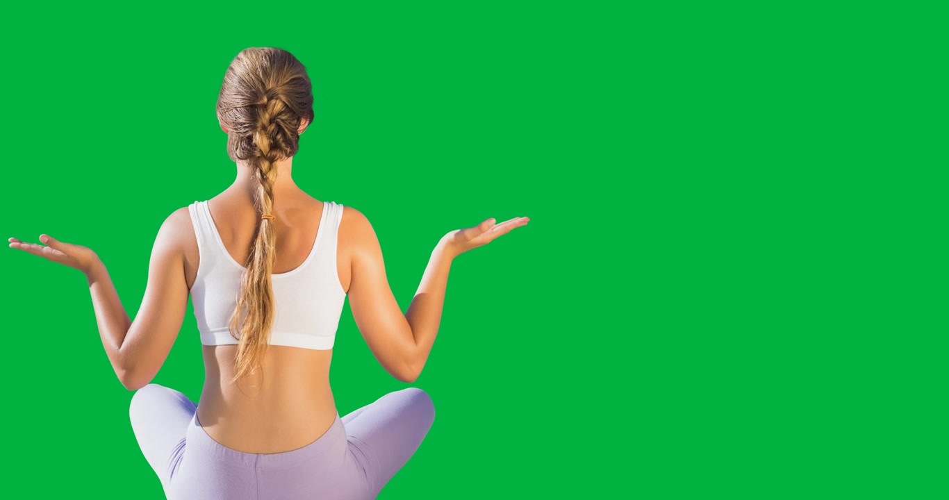 Kvinde set bagfra, der dyrker yoga og mediterer, med plads til tekst på gennemsigtig baggrund.