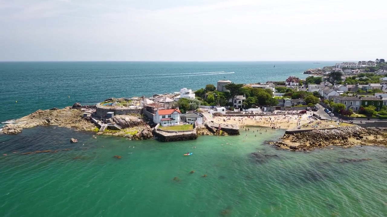 Veduta aerea panoramica della soleggiata spiaggia di Sandycove piena di bagnanti, Baia di Dublino, Irlanda
