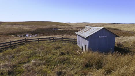 Ein-Herrenschuppen-Mitten-Im-Nirgendwo,-Irgendwo-In-Australien