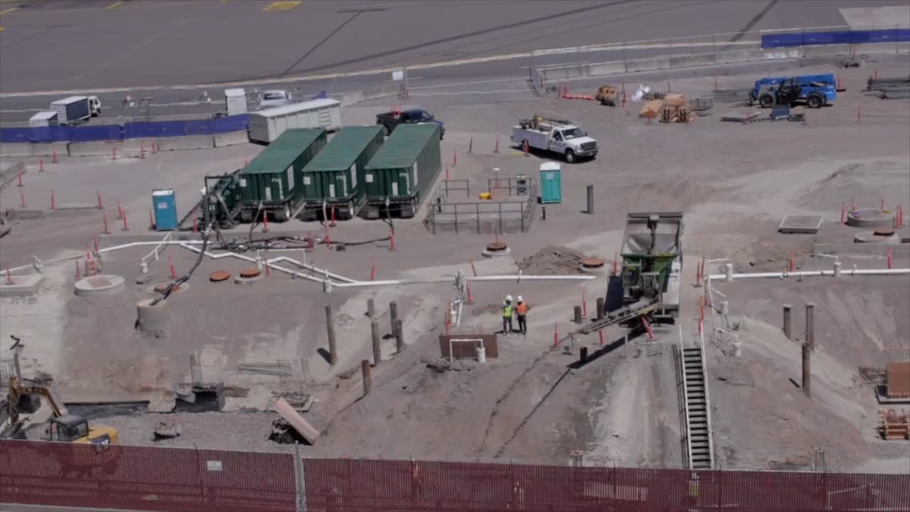 vista del sitio de construcción, verter cemento, trabajar duro