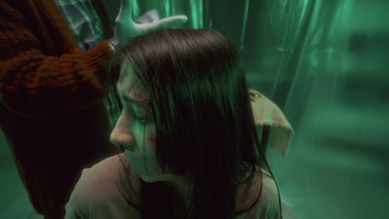 chica con la boca pegada temblando de miedo como un maníaco poniéndose guantes