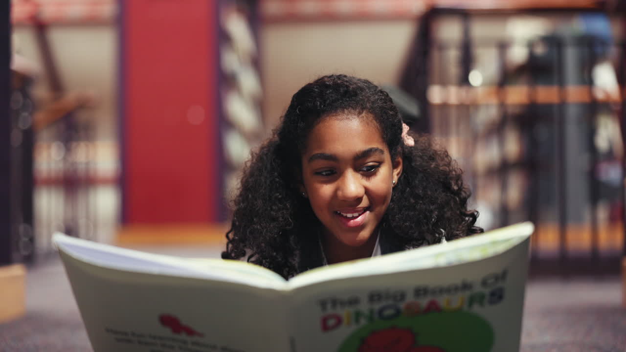 Une fille qui lit un livre à la bibliothèque
